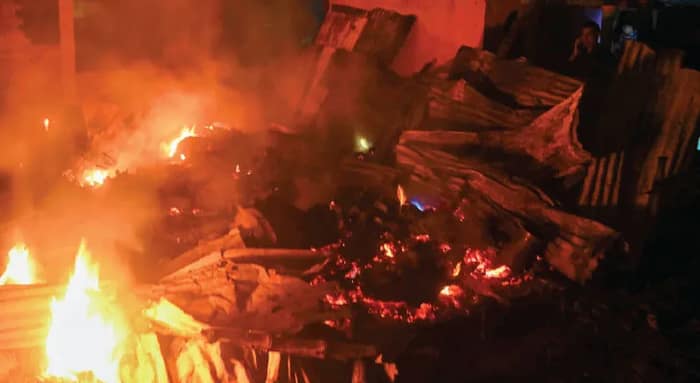 নোনাডাঙা বস্তিতে আগুন, শীতের রাতে অসহায় ক্ষতিগ্রস্ত বাসিন্দারা