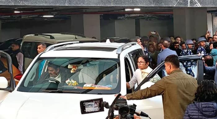 মুখ্যমন্ত্রী এসেছেন! অফিসপাড়ায় রাস্তার ধারে আইটি কর্মীদের ভিড়