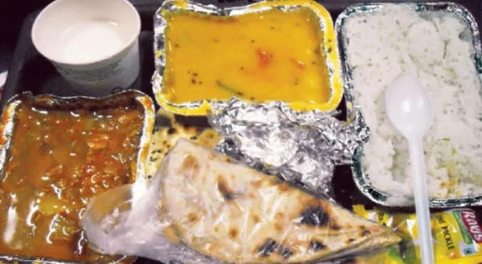 খাবার নিয়ে অভিযোগে নাজেহাল,  গুণ-মান শোধরাতে তৎপর রেল