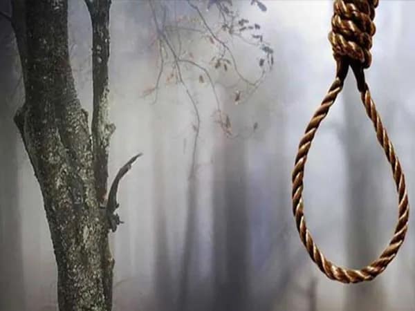 বাড়ির শৌচাগার থেকে উদ্ধার বিচারকের ঝুলন্ত দেহ