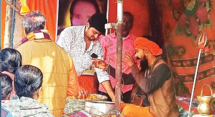 প্রসাদে ‘নিরামিষ পকোড়া’, সাধুর ঘরের সামনে লম্বা লাইন ভক্তদের