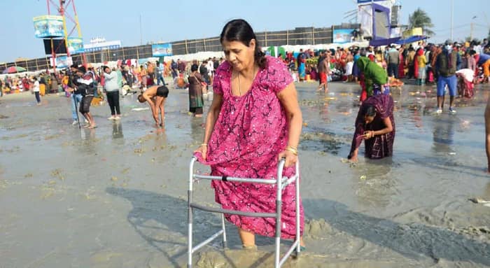 প্রতিবন্ধকতাকে জয় করেই ওয়াকার, কৃত্রিম পা নিয়েই পুণ্যস্নান গঙ্গাসাগরে