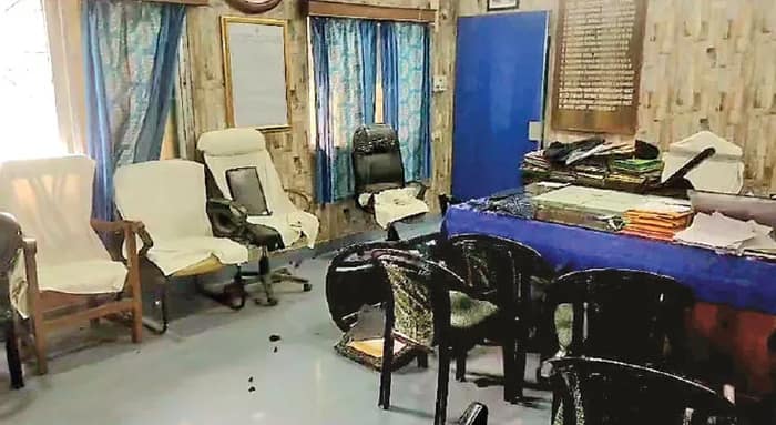 এসআইআরের নামে মানুষকে হেনস্তা, ফরাক্কায় হিয়ারিং ক্যাম্প ভাঙচুর