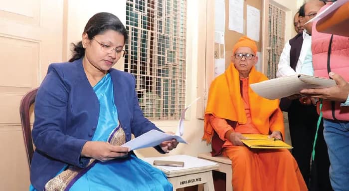 নোটিসপ্রাপ্ত বৃদ্ধাশ্রমের আবাসিকদের  নথিপত্র পরীক্ষা করলেন জেলাশাসক