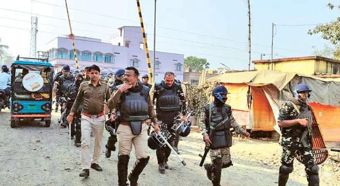 ফের অশান্ত বেলডাঙায় চলল ভাঙচুর, লাঠিচার্জ করল পুলিশ, গ্রেপ্তার ৩০ জন