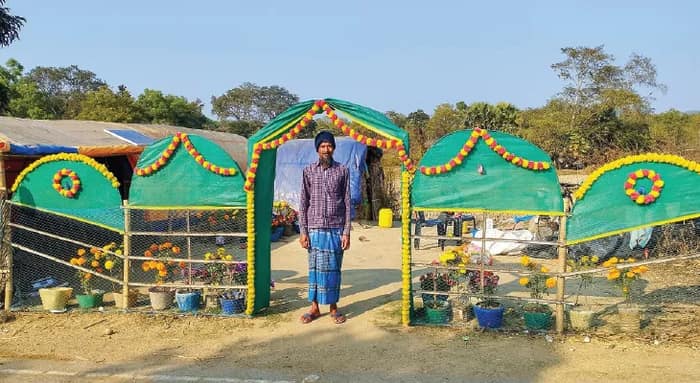 পুরুলিয়ায় ফুলে সজ্জিত গুড় তৈরির তাঁবু পথচারীদের আকর্ষণে লাভবান শিউলি