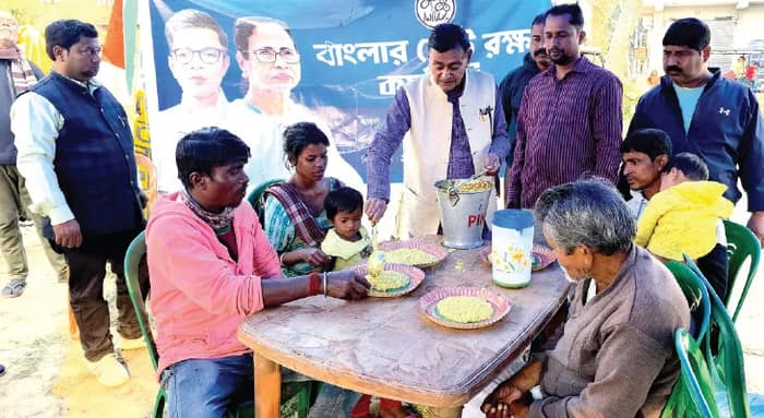 শুনানিতে আসা অভুক্তদের খিচুড়ি  আলুর দম খাওয়ালেন মন্ত্রী স্বপন