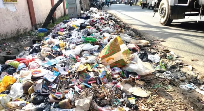 বাগজোলা খালে দেদার ফেলা হচ্ছে আবর্জনা, পুরসভার সক্রিয়তা নিয়ে প্রশ্ন