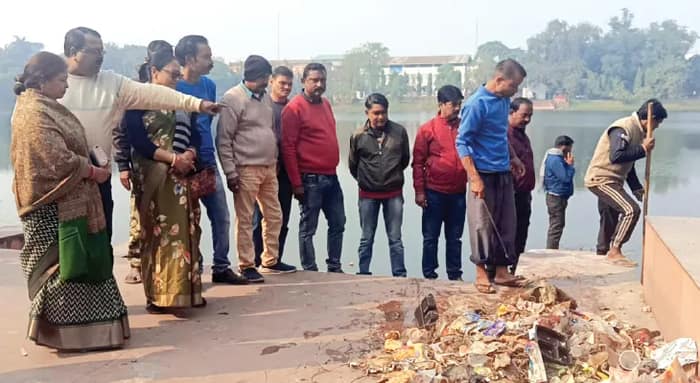 সাগরদিঘির চারপাশে সাফাই অভিযান কোচবিহার পুরসভার, সচেতনতার বার্তা