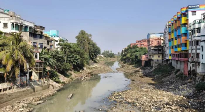 নিষেধাজ্ঞা সত্ত্বেও তারাপীঠে দ্বারকা নদে কারা ফেলছে আবর্জনা,উড়বে ড্রোন, জরিমানা ও কড়া শাস্তির হুমকি