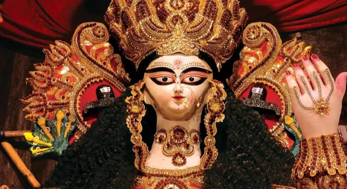 ৭১ হাজার রুদ্রাক্ষের সাজ, বাঁশের কেল্লার মত মণ্ডপ ক্লাব বীণাপাণির