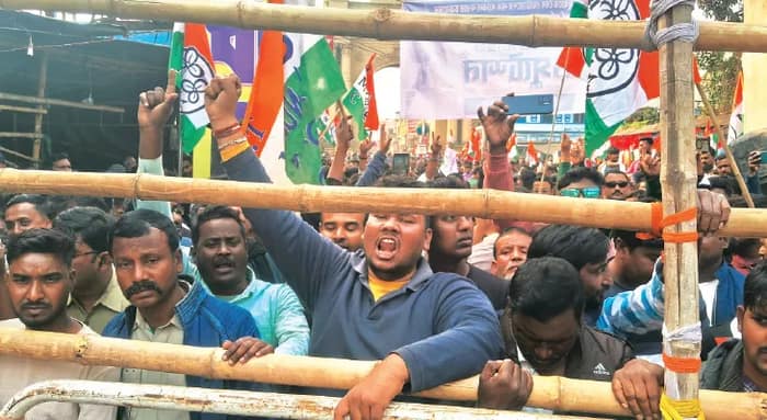 বর্ধমানে জেলাশাসকের অফিসের সামনে তৃণমূলের বিক্ষোভ