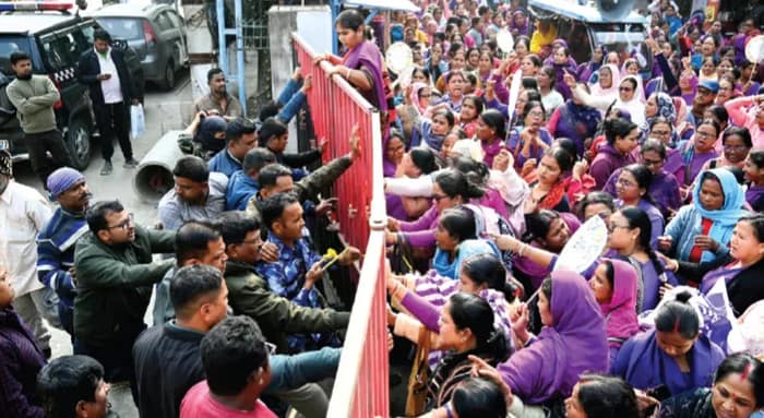 আশাকর্মীদের বাধা, রায়গঞ্জ স্টেশন, থানা চত্বরে ধুন্ধুমার