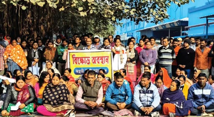 বকেয়া বেতনের দাবিতে অস্থায়ী কর্মীদের কর্মবিরতি মেডিকেলে,শিকেয় পরিষেবা, পরিস্থিতি সামলাতে আসরে কৃষ্ণেন্দুনারায়ণ