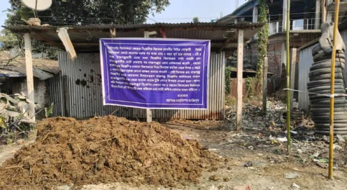 বিধায়ককে পাওয়া যায় না, বিজেপি কার্যালয়ের সামনে ঢালা হল গোবর
