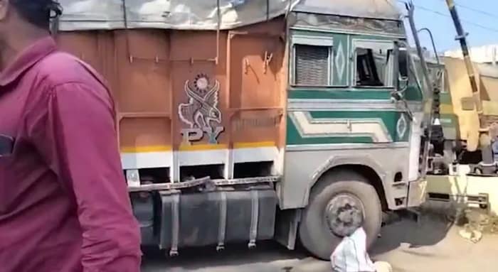 দেওঘরে লরিকে ধাক্কা মারল এক্সপ্রেস ট্রেন, অকুস্থলে রেলের উচ্চপদস্থ আধিকারিকরা