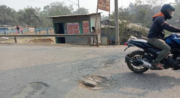 মঙ্গলবাড়ির রেলগেটের রাস্তায় গর্ত, রেলকে চিঠি দেবে তৃণমূল পুরসভা