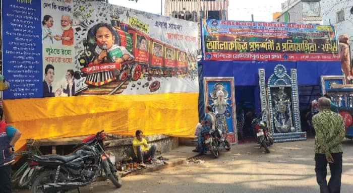 মেদিনীপুর কলেজ স্কোয়ারে পুজোয় ব্যঙ্গচিত্রে লড়াই বিজেপি ও তৃণমূলের