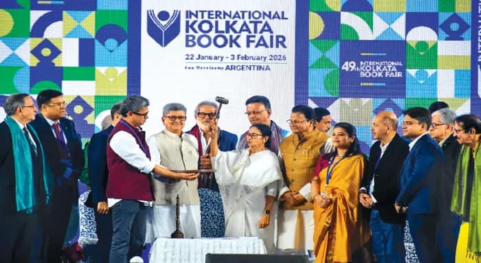 বইমেলা উদ্বোধনেও জ্বালাময়ী মমতা, ‘ভোটার নয়! বাংলার সরকার কি কমিশন ঠিক করে দেবে?’