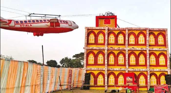 দুর্গাপুরে পুজোর থিমে আমেদাবাদের বিমান দুর্ঘটনা
