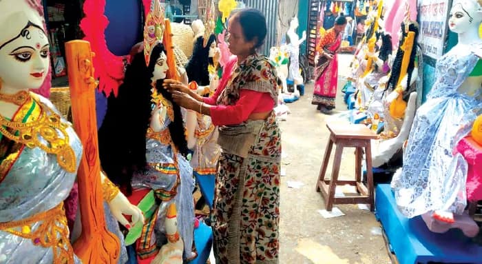 সরস্বতী মূর্তি গড়ে লক্ষ্মী লাভ ঝাড়গ্রামের লক্ষ্মীর