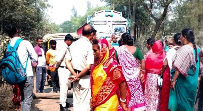 বেহাল রাস্তার প্রতিবাদে  ঝড়খালিতে পথ অবরোধ, ভোগান্তি পর্যটকদের