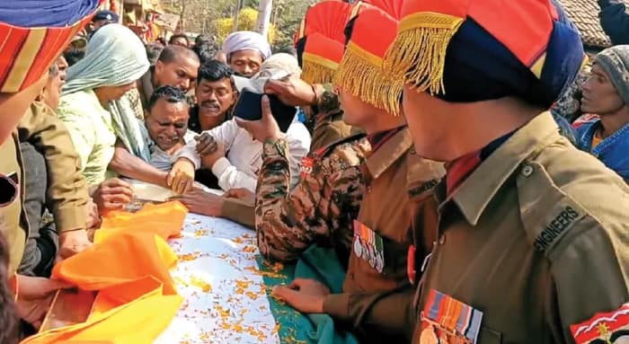 শহিদ জওয়ান প্রদ্যুন্মকে চোখের জলে শেষ বিদায়
