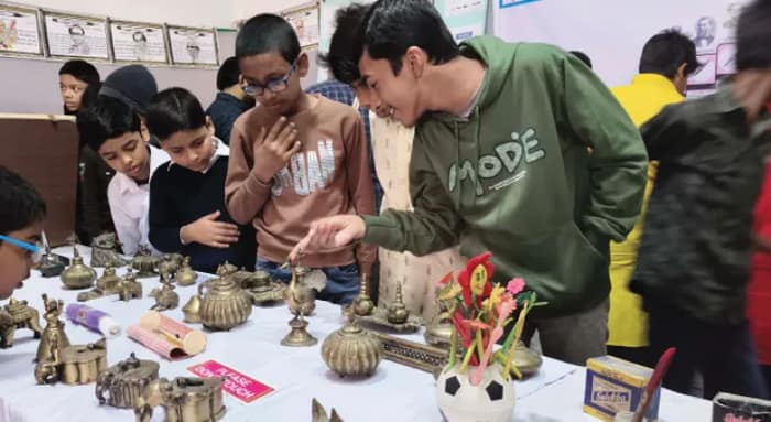 দু’হাজার কলম, ৬০ রকমের দোয়াত দেখে হাঁ স্মার্টফোনে অভ্যস্ত পড়ুয়ারা