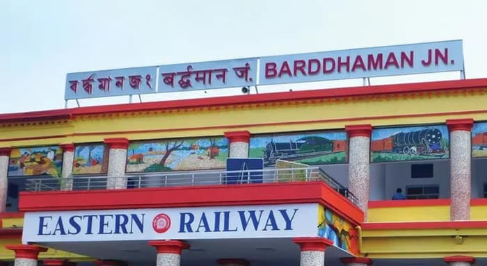 শুনানিতে হয়রানির প্রতিবাদে বর্ধমান স্টেশনে রেললাইনে নেমে বিক্ষোভ