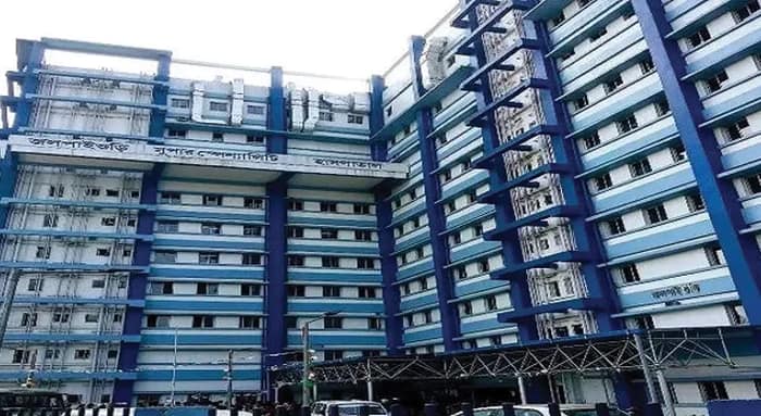 জলপাইগুড়ি মেডিকেলের প্রসূতি বিভাগ চত্বরে সদ্যোজাতর মুণ্ড নিয়ে ঘুরল কুকুর!