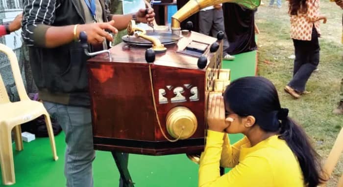 ভিন্টেজ ক্যামেরায় ছবি, গ্রামোফোনের গানে মজে পুস্তকপ্রেমীরা, শনিবার বইমেলায় হাজির সাড়ে ৩ লক্ষ মানুষ