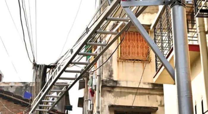 শহরে দৃশ্যদূষণ রোধে পোলের উপর কেবল ট্রে’তে তারের গুচ্ছ