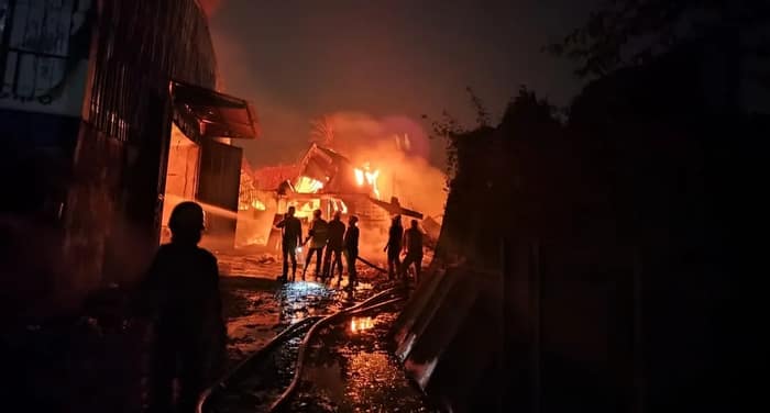 নাজিরাবাদের গোডাউনে বিধ্বংসী আগুনে ৩ জনের মৃত্যু, এখনও নিখোঁজ অনেকে