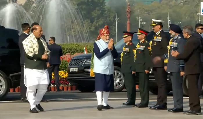 দিল্লির ন্যাশনাল ওয়ার মেমোরিয়ালে শ্রদ্ধা নিবেদন প্রধানমন্ত্রী নরেন্দ্র মোদির