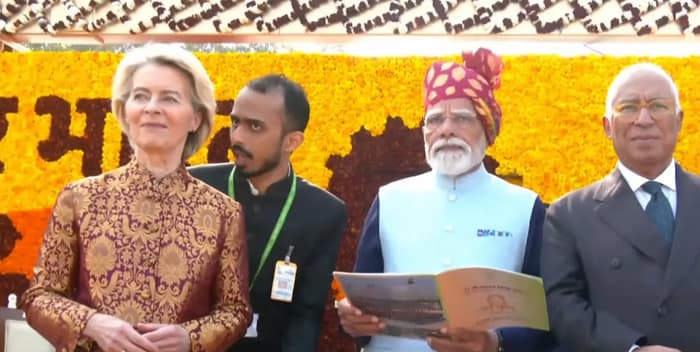দিল্লির কর্তব্যপথে সাধারণতন্ত্র দিবসের বর্ণাঢ্য অনুষ্ঠানে বিদেশি অতিথির সঙ্গে প্রধানমন্ত্রী মোদি