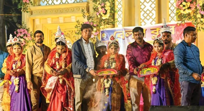 বেলদায় ক্লাবের উদ্যোগে ১২ জোড়া যুবক-যুবতীর গণবিবাহ