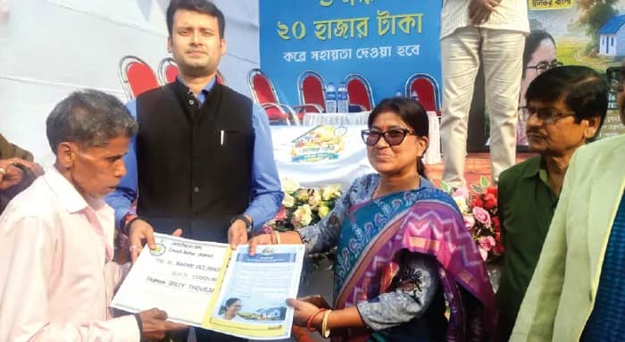 একদিনে উত্তরে ২ লক্ষের বেশি উপভোক্তা পেলেন বাংলার বাড়ির প্রথম কিস্তির টাকা,মমতা বন্দ্যোপাধ্যায়ের প্রশংসায় পঞ্চমুখ গ্রামবাসীরা