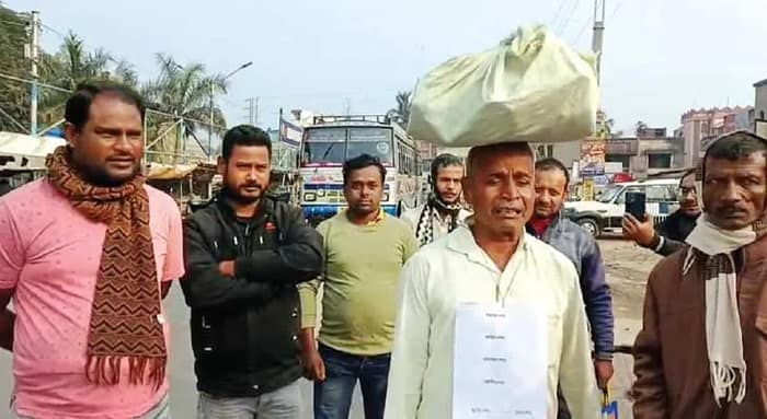 চারবার ডাক, দাদুর কবরের মাটি ও পুরনো সামগ্রী নিয়ে শুনানিতে প্রৌঢ়,ভরতপুরে কেবির শেখ শুনানি কেন্দ্রে পৌঁছতেই হইচই