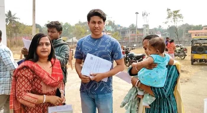 কাঁকসায় শুনানির লাইনে শিশু কোলে নথি নিয়ে দাঁড়িয়ে মা, হয়রানিতে বিরক্তি