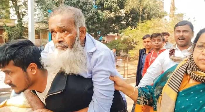 নাতির কাঁধে চেপে শুনানি কেন্দ্রে বৃদ্ধ