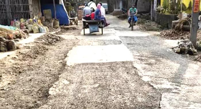 গোটা কাজ শেষ হওয়ার আগেই ভেঙে  যাচ্ছে ৫ কোটির রাস্তা! বিতর্ক বারাসতে