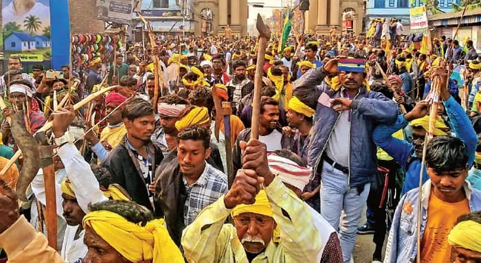 বর্ধমানে ধামসা-মাদল বাজিয়ে তুমুল বিক্ষোভ