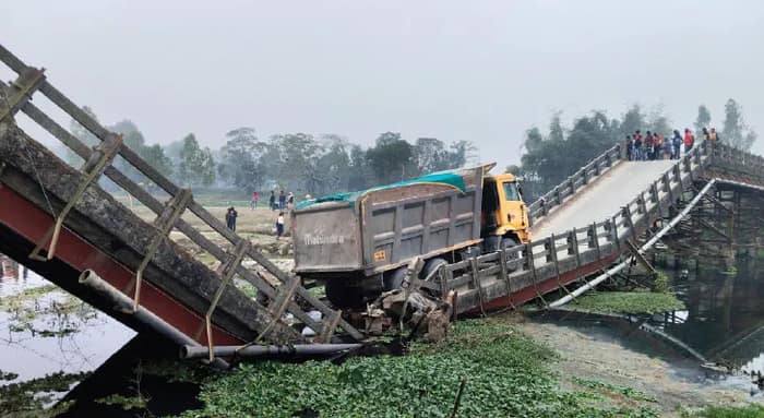 ডাম্পারের ভারে ভাঙল সেতু, ভোগান্তির আশঙ্কায় মাধ্যমিক পরীক্ষার্থীরা