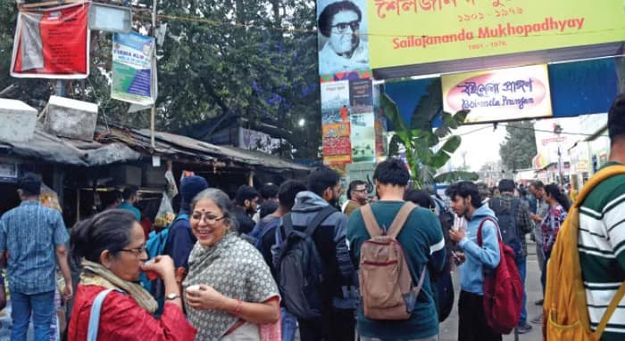 দামের বিপুল ফারাক, চা-কফিতে চুমুক দিতে বইমেলার বাইরে ভিড়