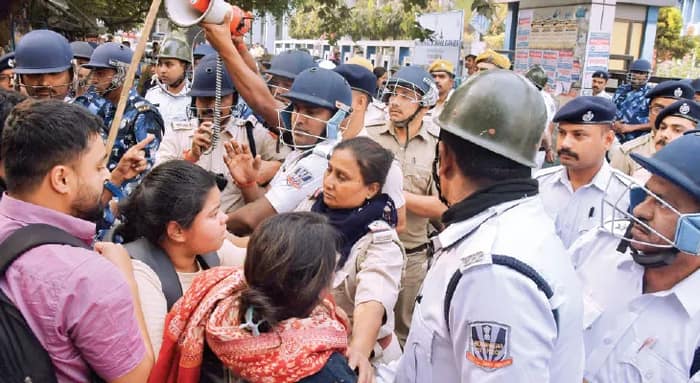 বিকাশ ভবনে পুলিশ-এসএফআই ধস্তাধস্তি, কমিশনের দপ্তরে দীপঙ্কর