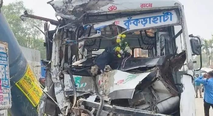 হলদিয়ার ঘোষেরমোড় এলাকায় বাস দুর্ঘটনা, মৃত ৪