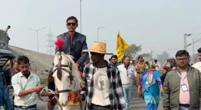অবসরের দিন ঘোড়ায় চেপে স্কুলে শিক্ষক