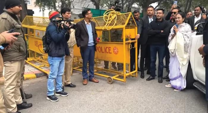 বঙ্গ ভবনে দিল্লি পুলিশের অভিযানে ক্ষুব্ধ মমতা, রাজধানীর রাজপথে নেমে তীব্র প্রতিবাদ
