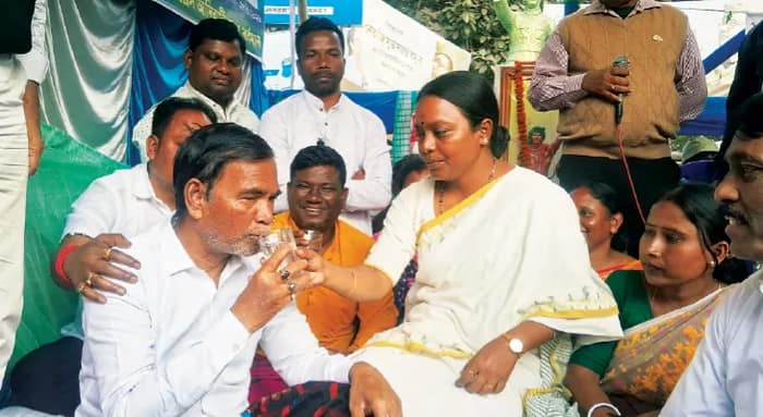 আদিবাসীদের অনশন মঞ্চ থেকে কমিশনকে তুলোধনা বীরবাহার