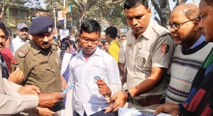 অদম্য জেদ নিয়ে মাধ্যমিকে বিশেষ চাহিদাসম্পন্ন অর্কদীপ